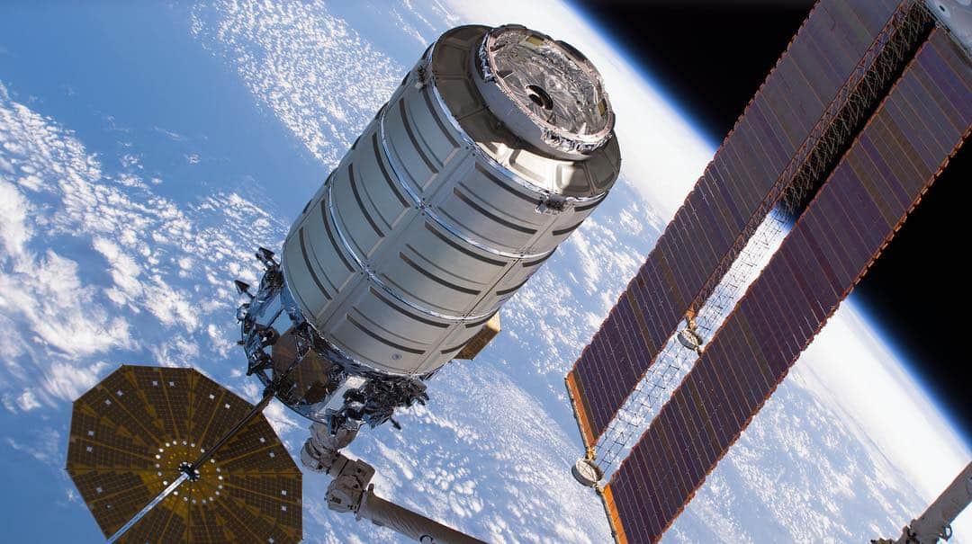 国際宇宙ステーションさんのインスタグラム写真 - (国際宇宙ステーションInstagram)「Astronaut Anne McClain will robotically capture the Cygnus cargo craft packed with 7,600 pounds of science, supplies and hardware Friday at 5:30 a.m. EDT live on NASA TV (link in profile). Rendezvous and approach coverage begins at 4 a.m.  #nasa #northropgrumman #cygnus #wallops #virginia #international #space #station #cargo #science」4月19日 7時04分 - iss