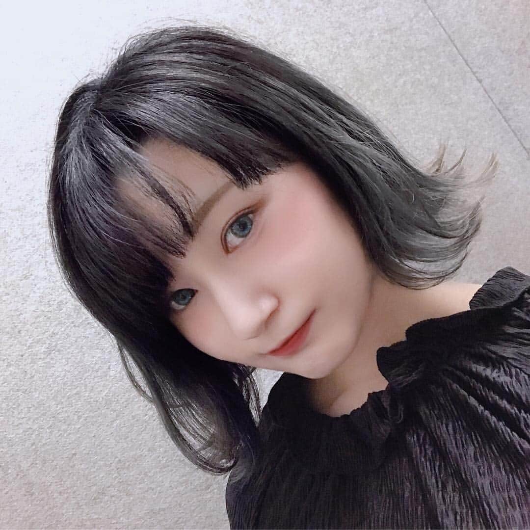 希月紫帆のインスタグラム：「前回行き損ねて 超絶久しぶりに美容院行きました！ やっぱり美容院で 髪の毛綺麗にしてもらうと テンション上がるね(◍ ´꒳` ◍)✧˖ なんと8年ぶりの ショートヘアです♡ﾞ  #美容院行ってきた #美容院 #ヘアスタイル #ヘアカット #ショートヘア #ボブヘアー #外ハネボブ #ヘアカラー #グレージュ #グレージュカラー」