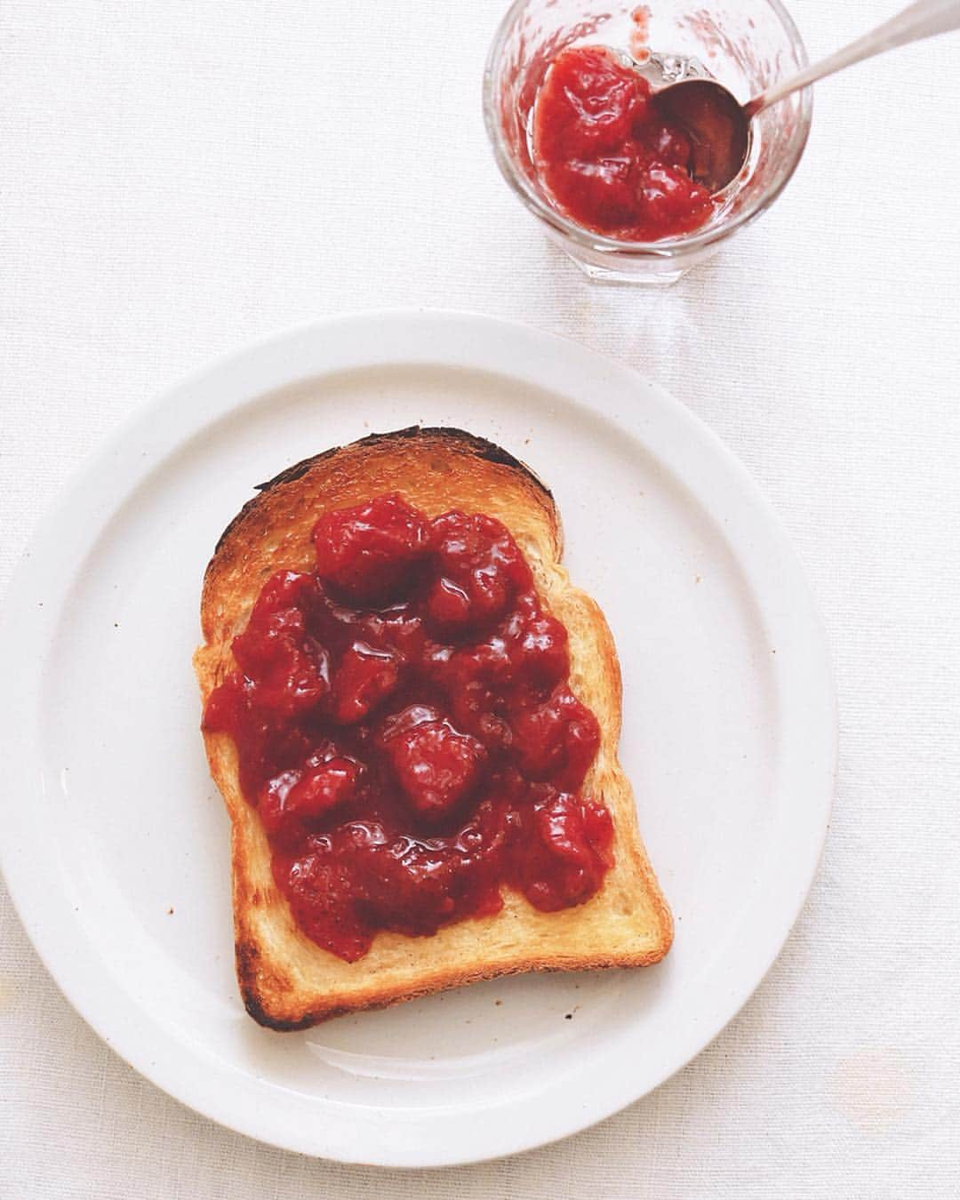 樋口正樹さんのインスタグラム写真 - (樋口正樹Instagram)「Jam toast . 今朝はジャムトースト🍞 西岡さんのいちごジャム、 贅沢塗りでいただきます。 田中六大さんが描かれた パッケージのタヌキさん、 とっても愛くるしいです。 @nishioka.s . ちなみに、 ４月２０日はジャムの日。 . 今朝のパンは 外サク中フワで美味しい タカキベーカリーさんの 石窯パンの山型トースト。 @takaki_bakery_official . . #ジャムの日 #いちごジャム #ジャムトースト #西岡産業 #タカキベーカリー #石窯パン #山型トースト #パン部 #朝ごはん #朝ごパン #パンスタグラム #パン大好き #パン好きな人と繋がりたい #朝ごはん部 #トーストアレンジ #トースト#網焼きトースト #網焼き #おしゃパンバルミューダ  #jamday #toast #GoodmorningGoodbreakfast」4月19日 7時20分 - higuccini