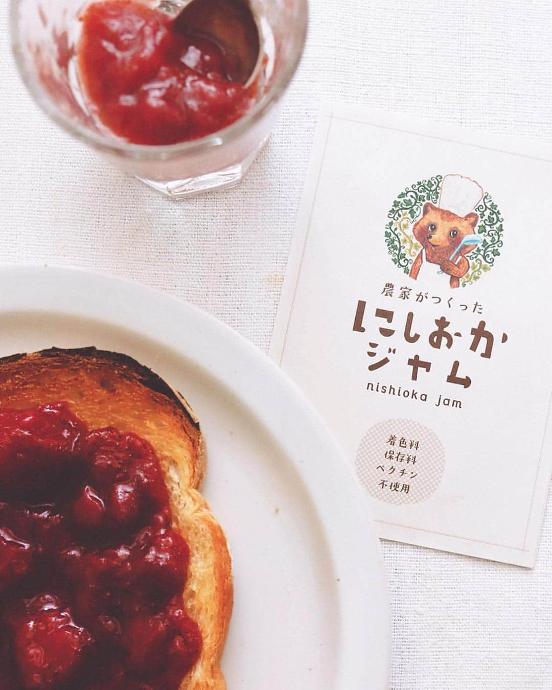 樋口正樹さんのインスタグラム写真 - (樋口正樹Instagram)「Jam toast . 今朝はジャムトースト🍞 西岡さんのいちごジャム、 贅沢塗りでいただきます。 田中六大さんが描かれた パッケージのタヌキさん、 とっても愛くるしいです。 @nishioka.s . ちなみに、 ４月２０日はジャムの日。 . 今朝のパンは 外サク中フワで美味しい タカキベーカリーさんの 石窯パンの山型トースト。 @takaki_bakery_official . . #ジャムの日 #いちごジャム #ジャムトースト #西岡産業 #タカキベーカリー #石窯パン #山型トースト #パン部 #朝ごはん #朝ごパン #パンスタグラム #パン大好き #パン好きな人と繋がりたい #朝ごはん部 #トーストアレンジ #トースト#網焼きトースト #網焼き #おしゃパンバルミューダ  #jamday #toast #GoodmorningGoodbreakfast」4月19日 7時20分 - higuccini