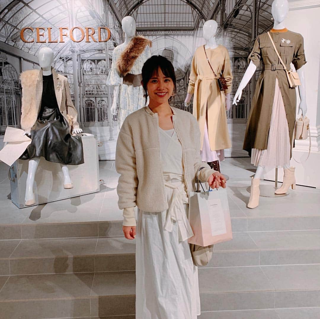 松尾知枝さんのインスタグラム写真 - (松尾知枝Instagram)「#celford  秋冬の展示会へ♡  クリームベージュのレースのワンピと ベージュの襟付きワンピ。 ほわほわの起毛がかわいい羽織りをオーダー。 身体を美しく見せてくれるデザインが豊富でした！  #セルフォード  #エレガント」4月19日 7時21分 - chie_matsuo