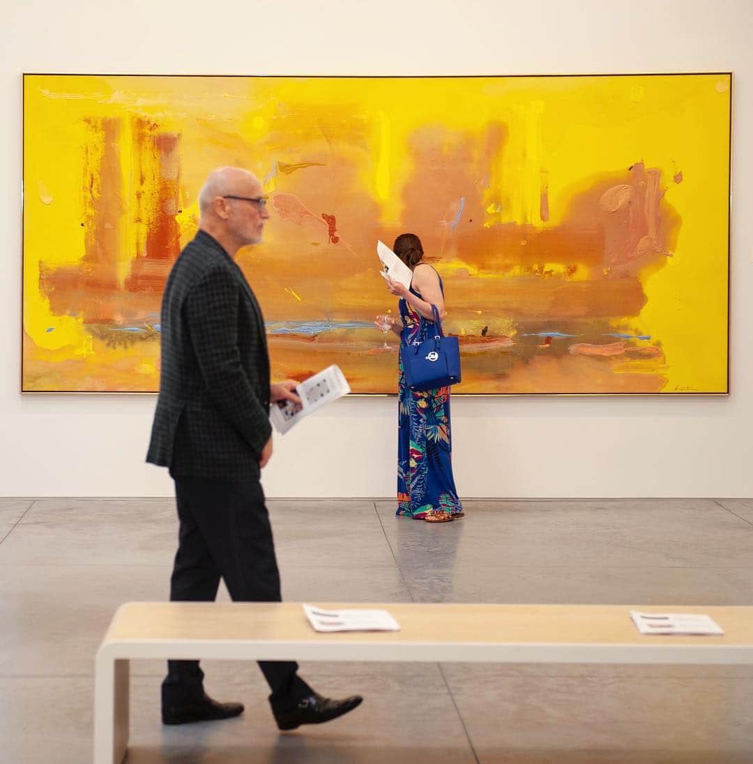 サザビーズさんのインスタグラム写真 - (サザビーズInstagram)「👋🏽 from Dallas! We were thrilled to exhibit highlights from our upcoming May auctions @warehousedallas during Dallas Art Month, including Helen Frankenthaler’s ‘Afternoon’ from 1982. The work is on offer this spring from the triumphant collection of Blema & H. Arnold Steinberg, which features the most important assemblage of Color Field paintings ever to appear at auction. #SothebysContemporary #SothebysDallas #DallasArtMonth #ContemporaryArt」4月19日 7時22分 - sothebys