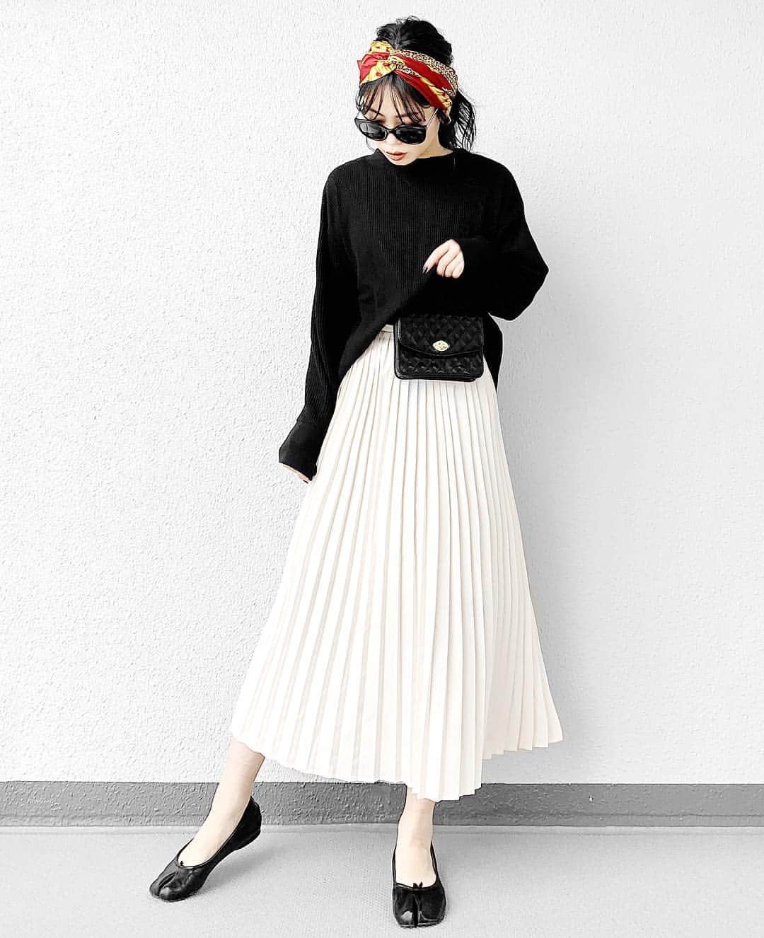 lve_xxxxのインスタグラム：「.﻿ .﻿ スカーフ頭に巻きたくなる﻿ 季節になりました！←どんな季節?!w﻿ ﻿ White系コーデに合わせる﻿ スカーフ集めよーかな🤔🤔🤔﻿ ﻿ おススメあったら教えください🖤﻿ ﻿ ﻿ 上下共に﻿ @chaco_closet__official﻿ のアイテム﻿﻿ ﻿﻿﻿ ここのブランドお財布👛に優しいお値段で﻿ ベーシックな着まわしのきく﻿ アイテムが﻿多くて🙆‍♀️✧﻿ ﻿ 4月21日まで﻿ 30%OFF みたいです👏✧﻿ ﻿ ※スカート・TOPS共に﻿ 対象アイテムでした◎﻿ ﻿ 是非チェックしてみてください☺︎﻿ ﻿ －－－－－－－－－－－－－－－－－－﻿﻿﻿﻿﻿﻿﻿﻿﻿﻿﻿﻿﻿﻿﻿﻿﻿﻿﻿ ﻿﻿﻿﻿﻿﻿﻿﻿﻿﻿﻿﻿﻿﻿﻿﻿﻿﻿﻿ item詳細(ブランド・サイズ等)に﻿﻿﻿ 関しましては﻿﻿﻿﻿﻿﻿﻿﻿﻿﻿﻿【WEAR】を﻿﻿﻿ ご参照くださいませ🙇‍♀️♡﻿﻿﻿﻿﻿﻿﻿﻿﻿﻿﻿﻿﻿﻿ ﻿﻿﻿ WEAR ： lvexxxx ﻿ ﻿﻿﻿ －－－－－－－－－－－－－－－－－－﻿﻿﻿ ﻿﻿」