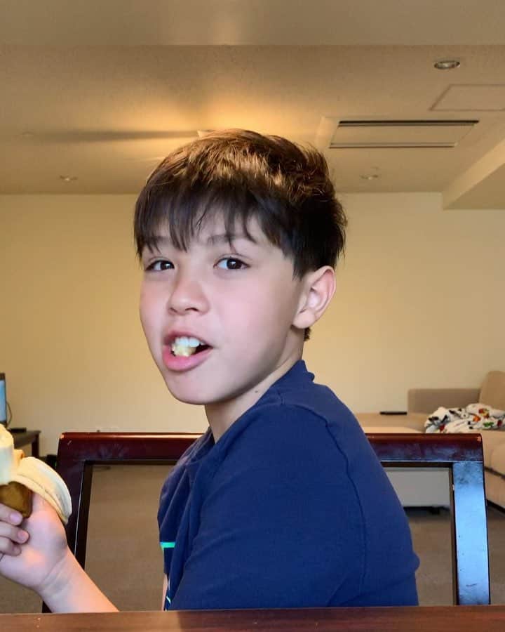 バイリンガル3兄妹のインスタグラム：「#本日の小6男子 #7時10分 ・ ・ #バナナを床に落とす #拾ってまた食べる #白目で食べる #奇声を発する #早朝から元気な妹に付き合ってあげる #登校30分前に歯を磨くのはダサいらしい #おやつを前借りしようとする ・ ・ #バイリンガル3兄妹  #みなさま良い一日をお過ごしください」