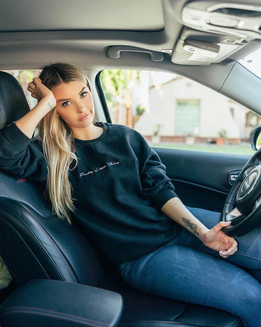 エミリー・シアーズさんのインスタグラム写真 - (エミリー・シアーズInstagram)「If I was your driver would you rate me ⭐️⭐️⭐️⭐️⭐️? Sweater: @prettylittlething #prettylittlething #plt」4月19日 7時41分 - emilysears