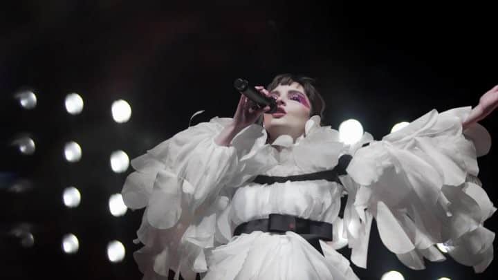コーチェラのインスタグラム：「Never know who’s gonna show @chvrches @marshmellomusic 🎥: @codyburkhardt」