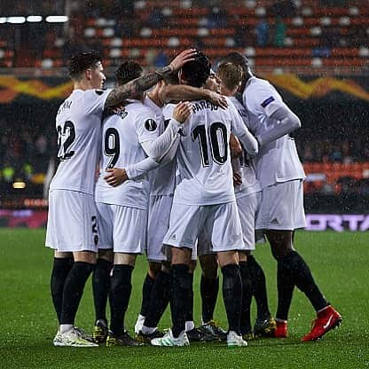 ケヴィン・ガメイロさんのインスタグラム写真 - (ケヴィン・ガメイロInstagram)「➡️ Semifinales !! 🖤💯🦇 #EuropaLeague #AmuntValencia」4月19日 7時34分 - kevingameirooff