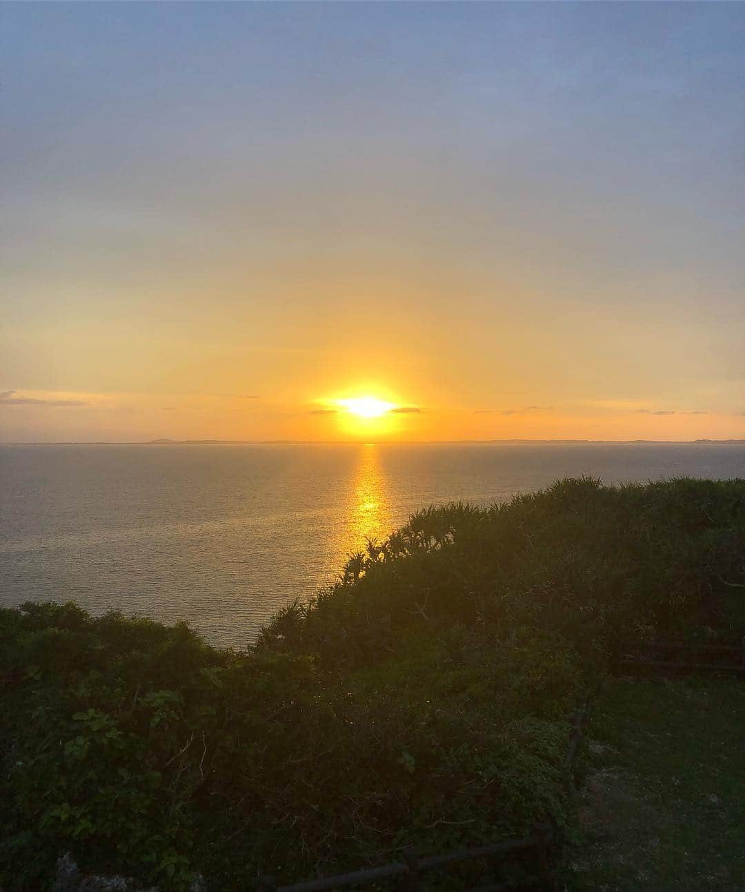 柴田紗希さんのインスタグラム写真 - (柴田紗希Instagram)「おはよう☀︎宮古島の朝〜 (宮古島に来てるよ、ストーリーとんとんあげてる) 今日は早起きして日の出を見に行ったよ。 幸せだなぁ、朝から素敵な景色をありがとうございます♡ 出発するときの6時くらいは空がピンクかったよ(4.5枚目) しっかり休暇を満喫🙏🏻☺️ 今日も一日温かい気持ちで過ごせますように。。。✨ #しば旅 #宮古島」4月19日 7時36分 - shibasaaki