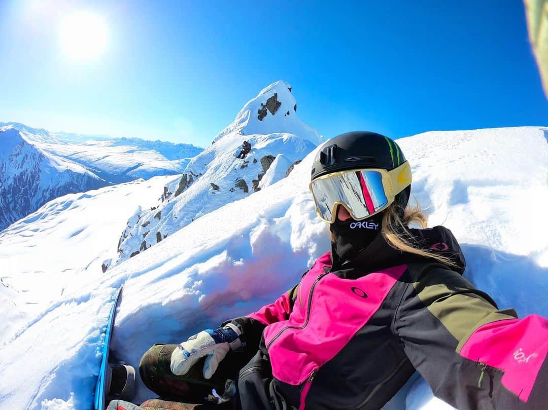 ジェイミー・アンダーソンのインスタグラム：「I see some beautiful mountains & I see them in PRIZM! I love being out here, sometimes it feels like a frozen ocean... 💙  @oakley #OakleyPrizm #OneObsession #TeamOakley #goprosnow」