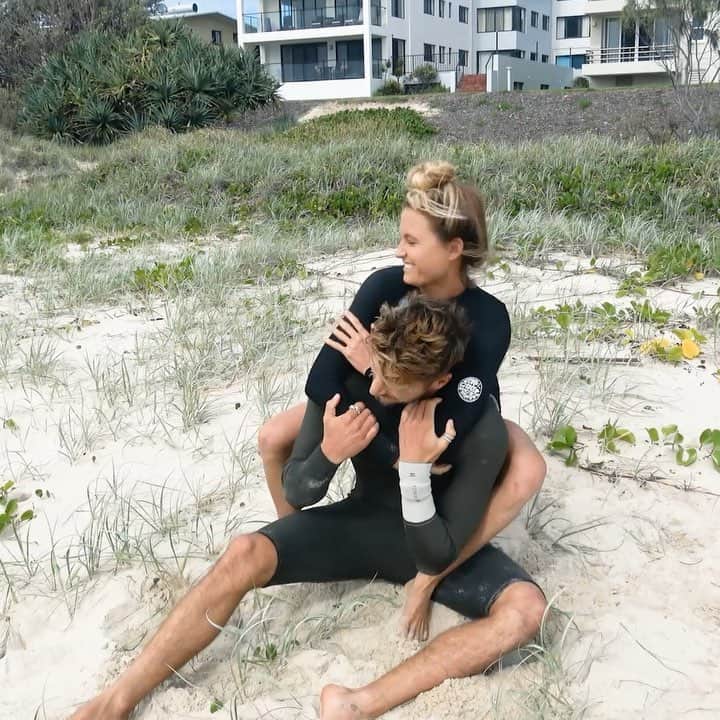 アラナ・ブランチャードのインスタグラム：「New episode is live!! What we eat in a day as a family and how to put your boyfriend in a pretzel check it out!! Yes we are huge dorks....Link in bio! 🎥 @hampositive」
