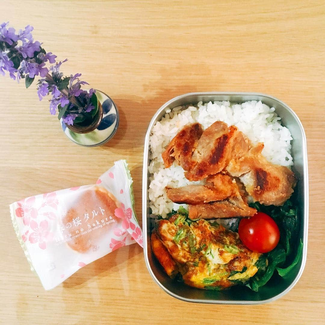 momoroさんのインスタグラム写真 - (momoroInstagram)「今日のお弁当。 豚方ロースの味噌漬け焼き、みつばの卵とじ、ほうれん草おひたし。 ちょっと喉からくる風邪気味なので今日はおとなしくジンジャーシロップ飲んでおきます。 #ももろ弁当 #お弁当」4月19日 7時47分 - momoro6666