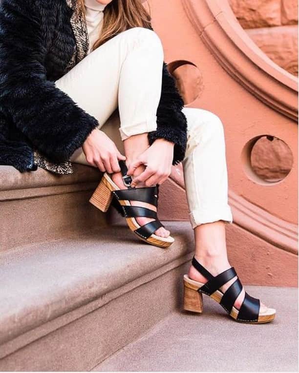ダンスコのインスタグラム：「Summer crush. Thanks to @tiptopshoesnyc for the pic! . . . #dansko #instalove #clogs #shoes #danskos #justyourfavorites #instagood #danskostyle #comfort #newshoes #summer #sandals」