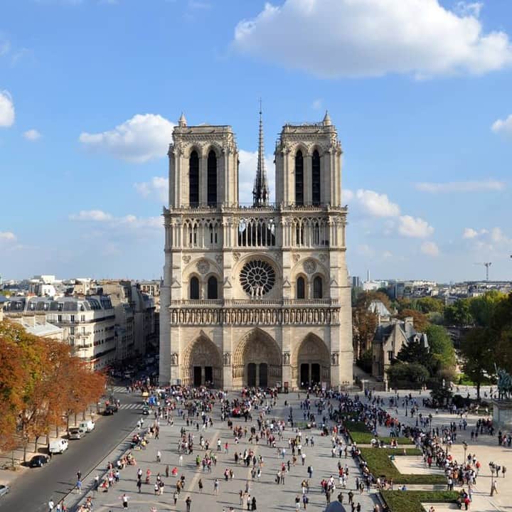 フランス大使館さんのインスタグラム写真 - (フランス大使館Instagram)「【今日のプチ知識❓】 #ノートルダム大聖堂 の建設には、1163年の着工から100年以上の歳月がかかったことをご存知ですか？フランスの重要な出来事を見守ってきた大聖堂は800年の歴史を通して絶えず再生を続け、人々に夢を与えてきました！ ❓Le saviez-vous ? Il a fallu plusieurs siècles pour bâtir la cathédrale #NotreDame de Paris. Depuis la pose de la 1ère pierre en 1163, témoin des grands événements de l'histoire de France, elle n’a eu de cesse de se renouveler et de faire rêver ! Photos : @notredameparis ©NDP」4月19日 8時00分 - ambafrancejp