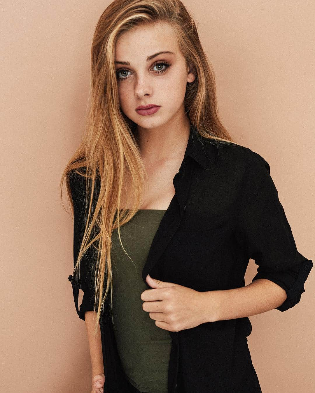 Indi Woollardさんのインスタグラム写真 - (Indi WoollardInstagram)「Thanks everyone for the get well wishes after my operation, I’m feeling so much better 💋💋 Photo @edpurnomo  H&M @meloniesantos  #portrait #indiawoollard #teenager #woollard #portraitphotography」4月19日 7時55分 - indiawoollard