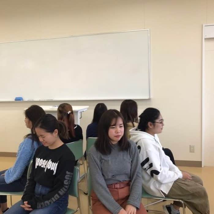 福岡女子短期大学さんのインスタグラム写真 - (福岡女子短期大学Instagram)「@fwjchild  昨日、2年生のゼミナール3は、ゼミ単位に分かれての初めての回でした。加藤ゼミでは顔合わせと授業計画の確認をしました。みんなもう顔見知りではありますが、こちらは手を触って相手を当てるゲームです。 . 円になって20までの数をランダムに言っていくゲームです。人とかぶって数を言ったらまた最初からやり直します。こちらも大いに盛り上がりました！  今年度1年、どうぞよろしくお願いします。 . #福岡女子短期大学 #太宰府 #子ども学科 #アイスブレイク #ゼミナール #ゼミ #福女短 #短期大学 #大学生  #保育実習 #短大 #女子短 #保育士 #保育士の卵 #クラスメイト #チームワーク #高校生 #福岡女子短期大学子ども学科 #幼児教育 #保育士の卵 #幼稚園教諭 #幼稚園教諭の卵 #保育園実習 #保育士になりたい #保育学科 #保育士のたまご #保育学科 #大学生 #短大生 #未来の保育士 #福岡の女子短期大学 #女子大生 . ========[ 資料請求 ]======== ． 新しい福岡女子短期大学の資料請求（2020大学案内）を無料送付中です。本学ホームページからお気軽に申し込みください。 . 子ども学科/健康栄養学科 音楽科/文化教養学科 ． 福岡女子短期大学 住所：‪福岡県太宰府市五条四丁目16番1号‬ tel：‪092-922-4034‬（代表）」4月19日 7時56分 - fukuoka_wjc