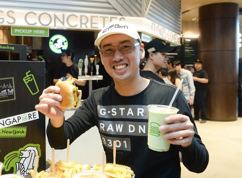 SHAKE SHACKさんのインスタグラム写真 - (SHAKE SHACKInstagram)「Announcement from the flight deck: We've officially touched down in Singapore at @jewelchangiairport! ✈️ Check out the shops, gardens + world's tallest indoor waterfall before ya hit @shakeshacksg. You'll be hoping your flight gets delayed... 😉 #shakeshack #shakeshacksg」4月19日 8時08分 - shakeshack