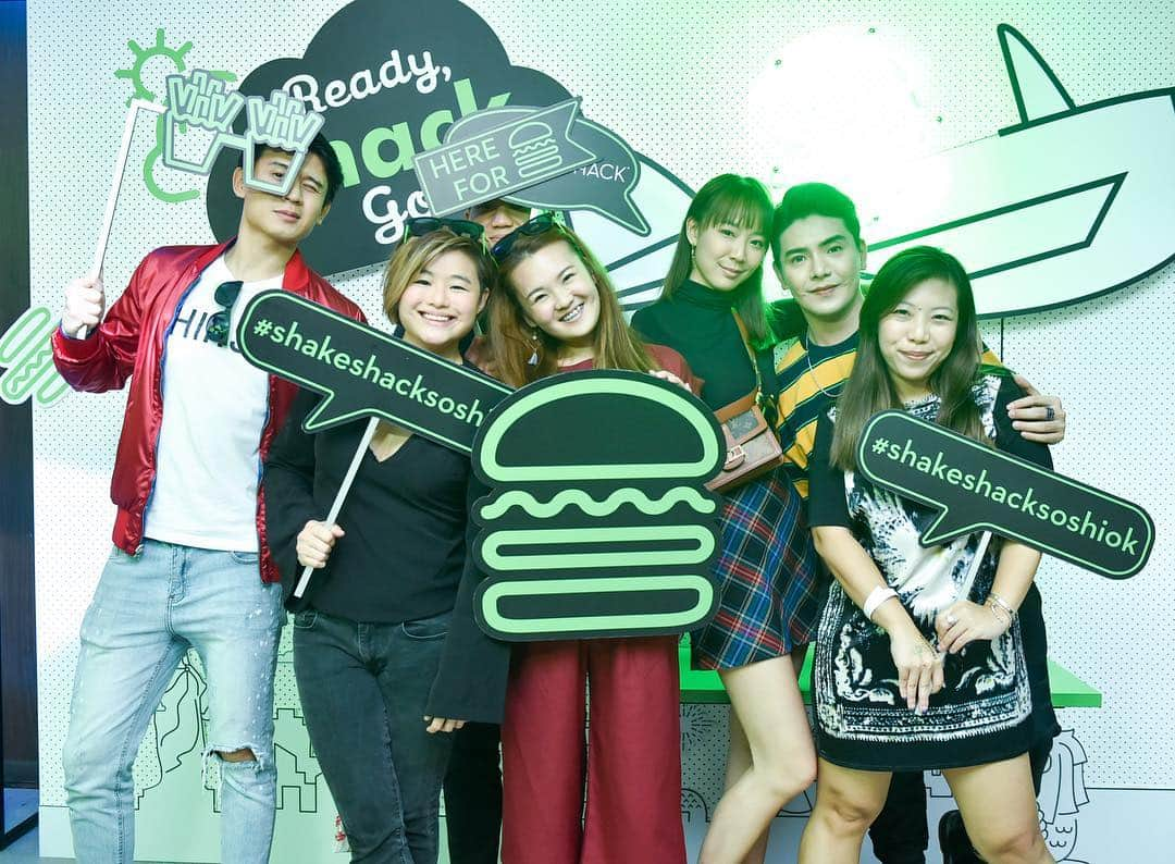 SHAKE SHACKさんのインスタグラム写真 - (SHAKE SHACKInstagram)「Announcement from the flight deck: We've officially touched down in Singapore at @jewelchangiairport! ✈️ Check out the shops, gardens + world's tallest indoor waterfall before ya hit @shakeshacksg. You'll be hoping your flight gets delayed... 😉 #shakeshack #shakeshacksg」4月19日 8時08分 - shakeshack