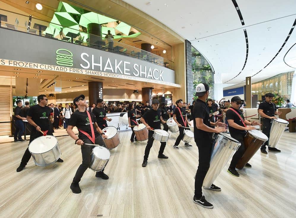 SHAKE SHACKさんのインスタグラム写真 - (SHAKE SHACKInstagram)「Announcement from the flight deck: We've officially touched down in Singapore at @jewelchangiairport! ✈️ Check out the shops, gardens + world's tallest indoor waterfall before ya hit @shakeshacksg. You'll be hoping your flight gets delayed... 😉 #shakeshack #shakeshacksg」4月19日 8時08分 - shakeshack