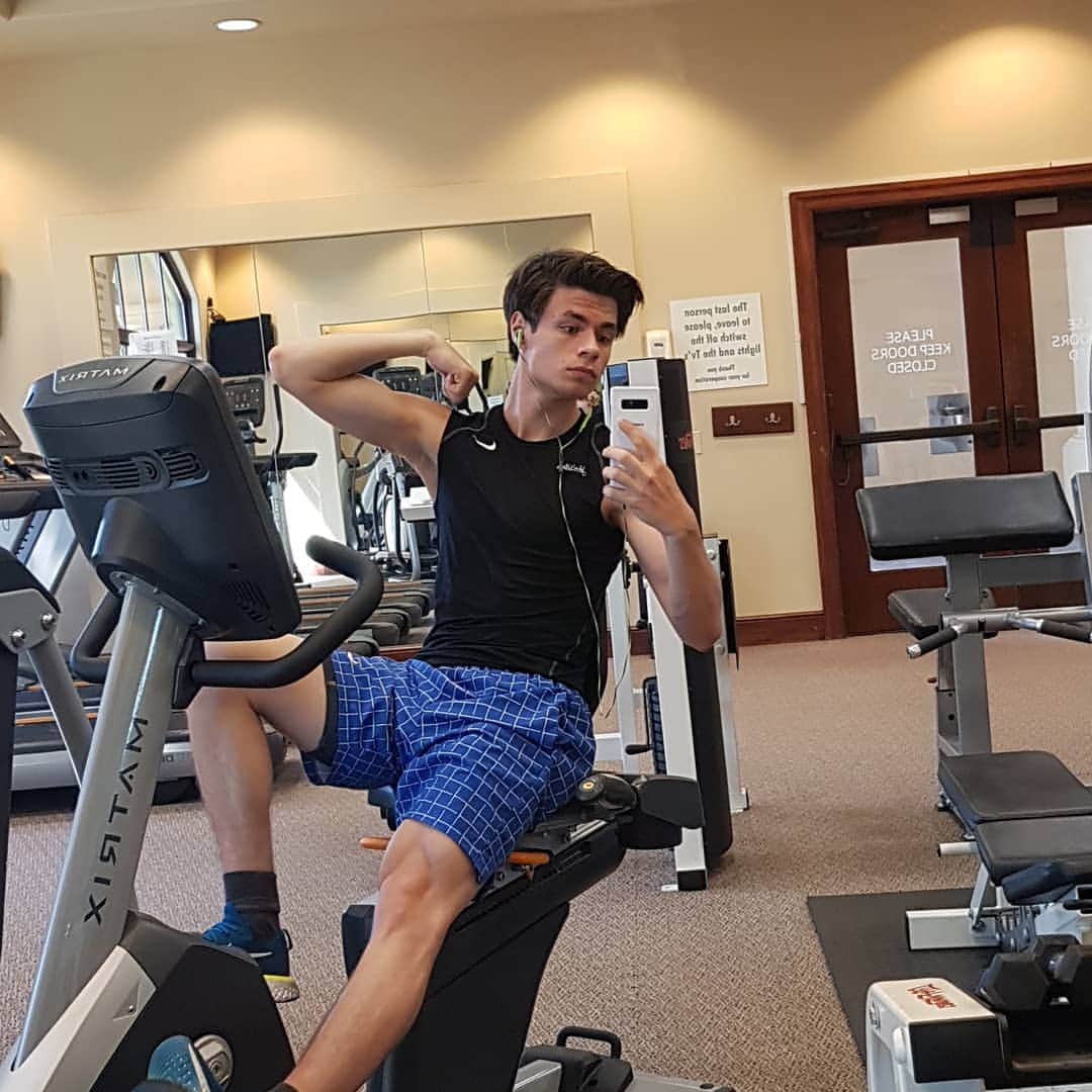 ヤロスラフ・パニオットのインスタグラム：「for the end of work out little of bike #work #cardio #cardioworkouts #bike #nowheels #gym」