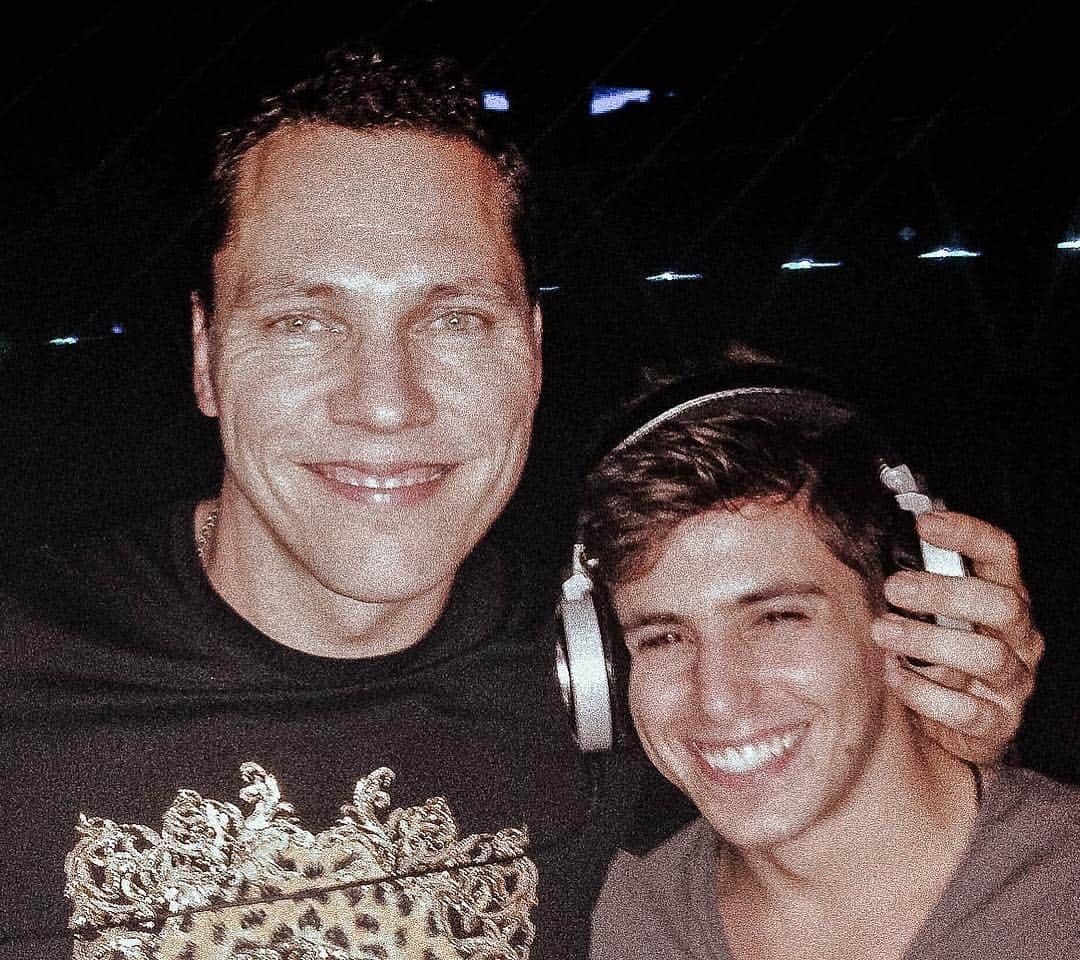 Paris & Simoさんのインスタグラム写真 - (Paris & SimoInstagram)「A VERY DRUNK PRINCE 🤴🏻😭✌🏼 #tbt 6 years ago with @tiesto」4月19日 8時11分 - princeparis