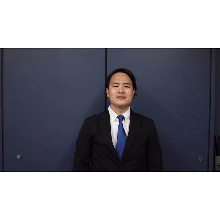 チダヨシヒロのインスタグラム：「【ファイバープレックス エプロンリレー】﻿ ﻿ え？スーツ？エプロン着てないじゃん？？﻿ ﻿ まぁまぁ、動画は最後まで見たってよ。﻿ ﻿ 光栄な事に第10走者目をご指名頂きました！﻿ ﻿ このタイミングならこれしかねぇよな？？﻿ ﻿ これ以外にねぇよな？？﻿ ﻿ って事でやったりました﻿ ﻿ 今年は『ファイバープレックス 元年』としてガンガンやったりましょう﻿ ﻿ ◯官房長官のつもりが見事なまでにピエール◯感﻿ ﻿ おかしいな？？﻿ ﻿ いや、まぁ面白いからいっか。﻿ ﻿ マジメに不真面目。﻿ ﻿ ちょいとTシャツも加えてエッセンス﻿ ﻿ ファイバープレックス 最高かよ！！！﻿ ﻿ @staircase_nakamura ﻿ @charlesdessin_kuroki ﻿ @u_realm_keisuke ﻿ @pawana121 ﻿ @gen.kawachi ﻿ @keitadoll ﻿ @takecmiura0625 ﻿ @chomo_stagram﻿ @takagishingo﻿ @hana_knowledge ﻿ ﻿ ﻿ ﻿ 次の走者は某Sのインストラクター様﻿ @kaji0826  さまお願い致します。﻿ ﻿ #ファイバープレックス ﻿ #ファイバープレックスエプロンリレー﻿ #ファイバープレックスtシャツリレー﻿ #ブリーチ﻿ #シュワルツコフ﻿ #ハイトーン﻿ #ピエール瀧﻿ ﻿」