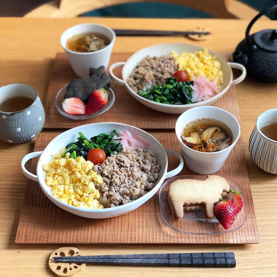 みかさんのインスタグラム写真 - (みかInstagram)「2019.4.19  おはようございます  今日のあさごはんは * ・3色丼 ・野菜と椎茸のスープ ・クッキー、いちご *  今朝は3色丼。 肉そぼろ、炒り卵、ほうれん草ナムルで。 みんな朝からいい勢いで 食べてました😂 *  アサカシはトリドリさんの かわいいクッキー❤︎ ひつじがレーズンでうさきが いちごクリーム入り。 かわいいだけじゃなく すんごい美味しい😋 *  朝ラン記録🏃‍♀️ 5.1km27.1min 今日は2人で。 朝ランの為夜更かしせず 22時くらいには寝てて かなり健康的✨ 代謝が上がって来たのか 電車で大汗💦 お恥ずかし😂 * 金曜日、ラストがんばろう〜 * #あさごはん#朝ごはん#朝食#和食#トリドリ#3色丼#そぼろ#そぼろご飯#耐熱face#戸田文浩#南部鉄器#さざなみプレート#ふるいともかず#hanasan#breakfast#morning#japanesefood#igersjp#locari#yutakana_syokutaku#cooking#おうちごはんlover#おうちごはん#朝時間#朝美人アンバサダー#フーディーテーブル#朝ラン#朝ラン記録#朝活#アサカシ」4月19日 8時25分 - mikasko