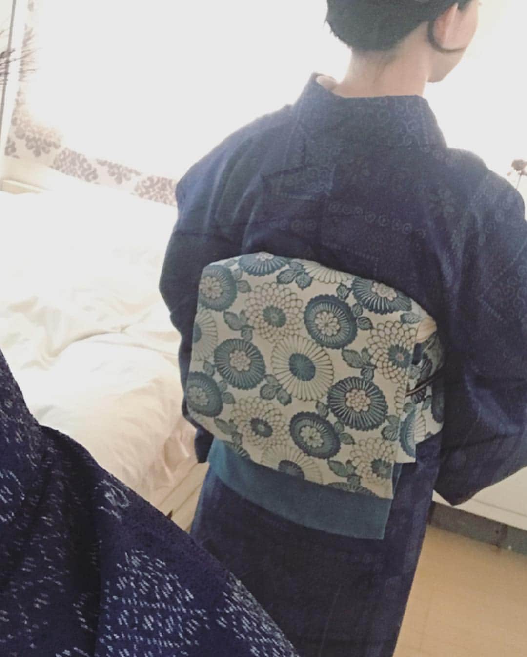 原田佳奈さんのインスタグラム写真 - (原田佳奈Instagram)「・ ・  この日の着物は、紺色の紬に花柄の名古屋帯を合わせました。  気候も暖かくなってきて、着物がちょうど良いです。  表参道くるりさんで購入したHaorieの薄羽織を合わせました。  冬物の羽織だと季節感が合わなくなってくるこの時期に重宝しそうです💁‍♀️ #着物 #着物コーディネート #kimono #紬 #羽織コーディネート #薄羽織 #haorie  #表参道くるり #茶道」4月19日 8時18分 - kanaharada1211