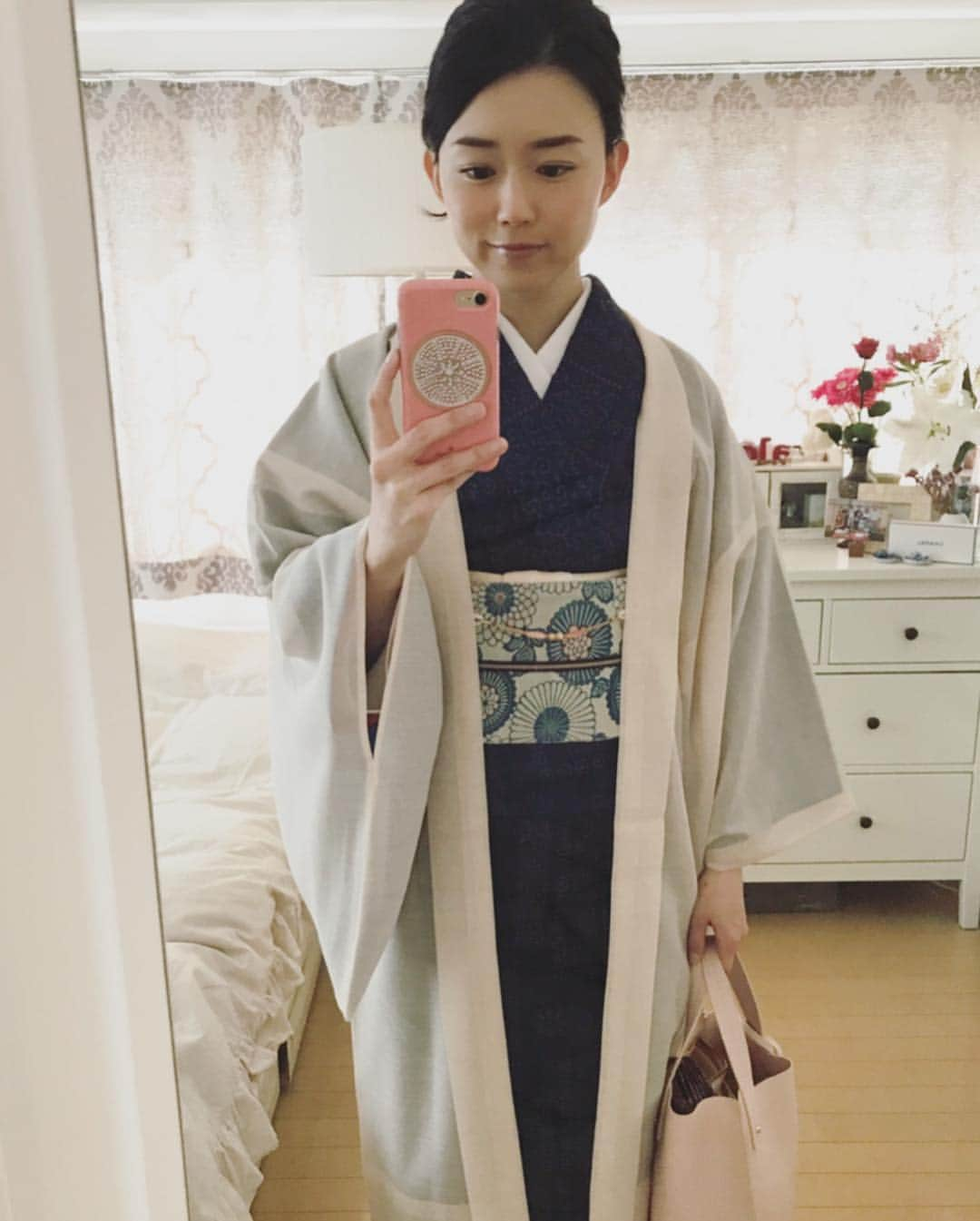 原田佳奈さんのインスタグラム写真 - (原田佳奈Instagram)「・ ・  この日の着物は、紺色の紬に花柄の名古屋帯を合わせました。  気候も暖かくなってきて、着物がちょうど良いです。  表参道くるりさんで購入したHaorieの薄羽織を合わせました。  冬物の羽織だと季節感が合わなくなってくるこの時期に重宝しそうです💁‍♀️ #着物 #着物コーディネート #kimono #紬 #羽織コーディネート #薄羽織 #haorie  #表参道くるり #茶道」4月19日 8時18分 - kanaharada1211