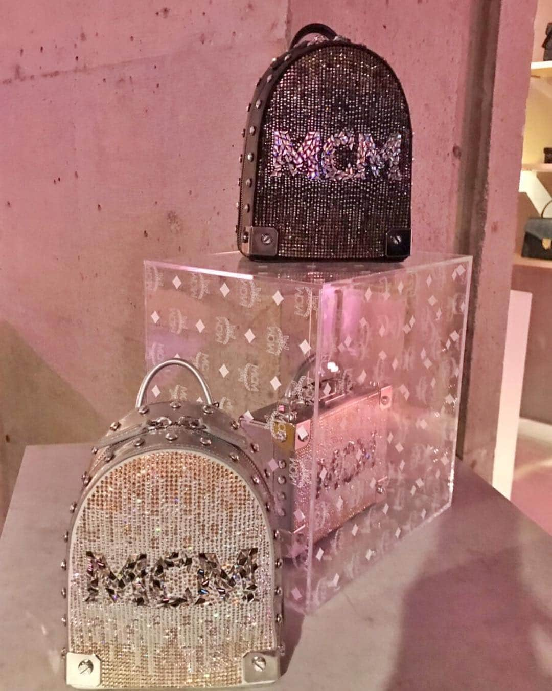 アンミカさんのインスタグラム写真 - (アンミカInstagram)「昨日は、【MCM 銀座 HAUS 1】パーティへ✨ MCMのデザイナーDirk Schonbergerダークショーンベルガーさんと。 adidasのクリエイティブディレクターを８年担当したダークさんは、ポジティブで積極的なデザインで、アパレルからトラベルアイテムまで幅広く展開✨  遊び心と洗練感あるデザイン‼️MCMのイメージが変わりました✨  4階まである見応えある店内、是非足を運んでみてください❤️ 。 #スカイダイビングなど空中で行うフライトスポーツからインスピレーションを得たコレクション。 #動きやすさをテーマにした空の旅へのオマージュ #すごく素敵でした #私はスタッズ付きの美しいブルーの使いやすいBAGを持って❤️ #MCMTokyo @mcmjapan @mcmworldwide シャツ #anelalux  スカート #maxmara 靴  #michelkors」4月19日 8時26分 - ahnmikaofficial