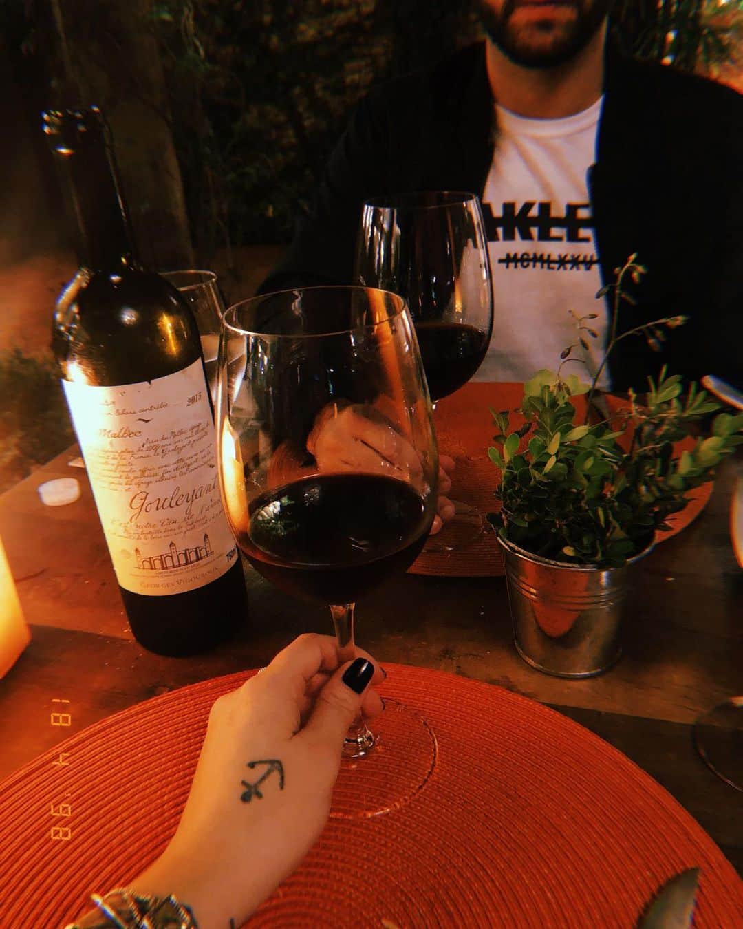 Bruna Unzuetaのインスタグラム：「Um brinde aos meus quase 26 anos 🎉🍷」