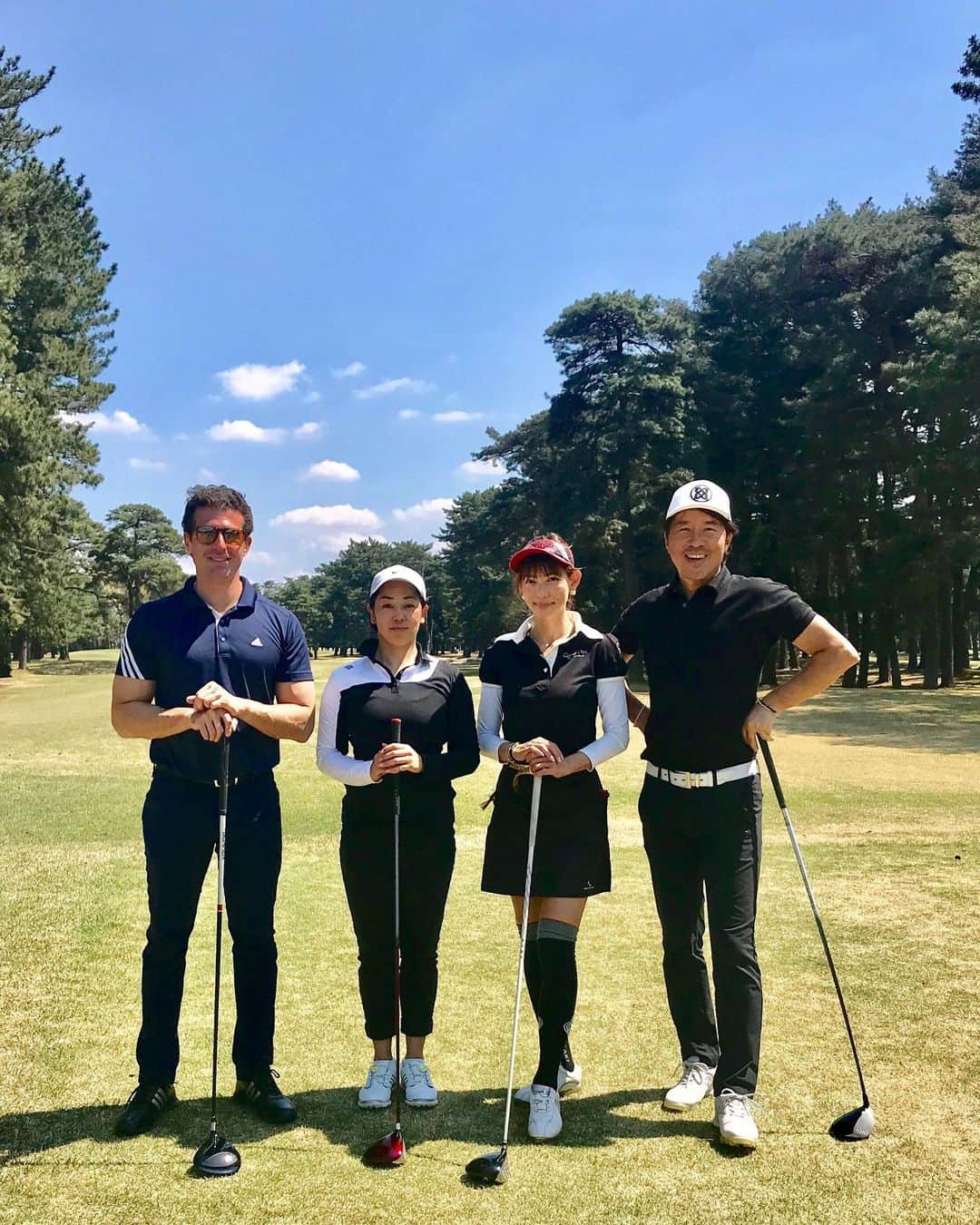 箕輪玖美さんのインスタグラム写真 - (箕輪玖美Instagram)「昨日はパークハイアットのコンペ⛳️ お天気も良く同伴者にも恵まれて、爽やかなお天気の中 スコアは64.51の115…😅 前半叩き過ぎたものの、新ペリのお陰で10位社長賞とドラコン賞で、前沢牛とシャンベルタンを頂きました✨✨✨ 帰りは久々にハイアットリージェンシーで軽くディナー♪ 今日も楽しい1日でした😊  #ゴルフコンペ #ゴルフ女子 #ゴルフ好きな人と繋がりたい  #大利根カントリークラブ  #パークハイアット東京 #いいお天気 #楽しい一日 #前沢牛 #肉好き女子  #肉好きな人と繋がりたい  #ワイン #ジュブレシャンベルタン  #ワイン好き女子  #wine #gevreychambertin  #dinner #golf #happy  #followｍe  #instantgood」4月19日 8時24分 - kumi.111