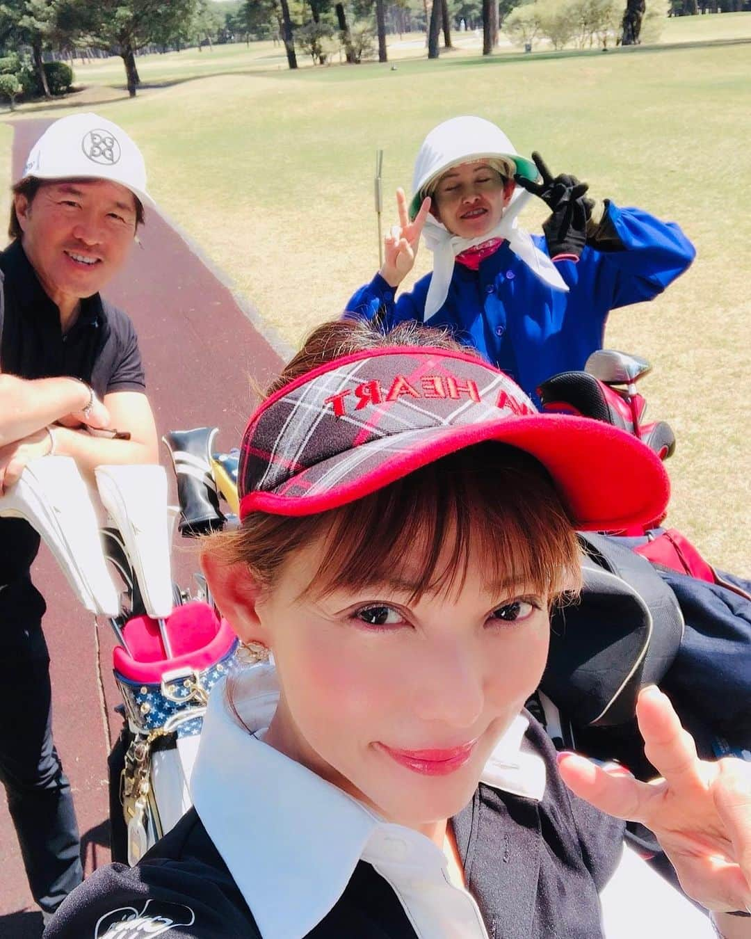 箕輪玖美さんのインスタグラム写真 - (箕輪玖美Instagram)「昨日はパークハイアットのコンペ⛳️ お天気も良く同伴者にも恵まれて、爽やかなお天気の中 スコアは64.51の115…😅 前半叩き過ぎたものの、新ペリのお陰で10位社長賞とドラコン賞で、前沢牛とシャンベルタンを頂きました✨✨✨ 帰りは久々にハイアットリージェンシーで軽くディナー♪ 今日も楽しい1日でした😊  #ゴルフコンペ #ゴルフ女子 #ゴルフ好きな人と繋がりたい  #大利根カントリークラブ  #パークハイアット東京 #いいお天気 #楽しい一日 #前沢牛 #肉好き女子  #肉好きな人と繋がりたい  #ワイン #ジュブレシャンベルタン  #ワイン好き女子  #wine #gevreychambertin  #dinner #golf #happy  #followｍe  #instantgood」4月19日 8時24分 - kumi.111