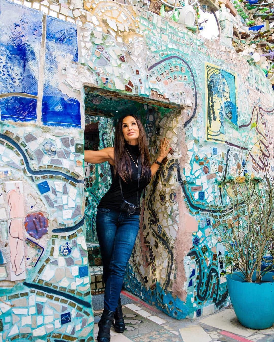 リサ・アンさんのインスタグラム写真 - (リサ・アンInstagram)「Today’s adventure @phillymagicgardens was a really cool, unique experience! The perfect spot to escape for a couple of hours in #Philly & take so many colorful pics!」4月19日 8時34分 - thereallisaann