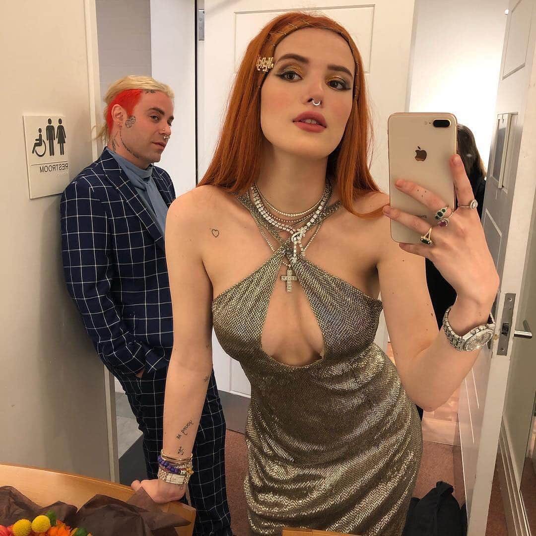 E! Onlineさんのインスタグラム写真 - (E! OnlineInstagram)「After her splits from boyfriend Mod Sun and girlfriend Tana Mongeau, Bella Thorne seems to be moving on with an Italian singer. Everything we know about her rumored beau is at the link in our bio. (📷: Instagram)」4月19日 8時29分 - enews