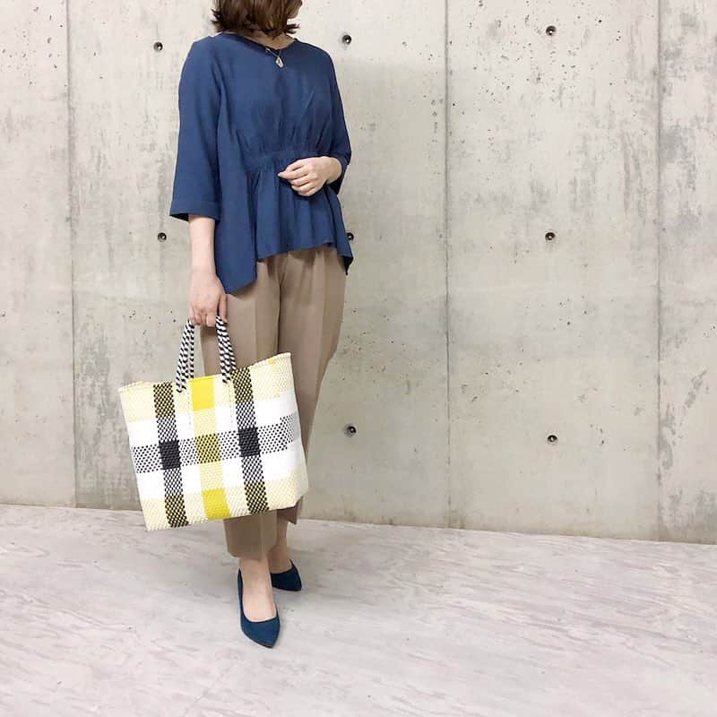 のインスタグラム：「真似してみたいコーディネートをご紹介‼️﻿ ﻿ ﻿ 体型カバー&スタイルアップが叶うブラウス﻿ ×﻿ 綺麗めテーパードパンツ﻿ ﻿ ﻿ ﻿ ﻿ tops:Eset ウエスト切り替えブラウス﻿ ★webストア対象商品﻿ ﻿ pants:Cset ハイウエストセンタープレスパンツ Msize﻿ ★webストア対象商品﻿ ﻿ ﻿ ﻿ ﻿ ﻿ ﻿  #エディストクローゼット  #着回し  #コーデセットレンタル  #ファッションレンタル #洋服レンタル ﻿ #mamafashion #mamacode #ママファッション #ママコーデ  #オフィスコーデ #通勤コーデ  #通勤服  #お仕事コーデ #オフィスカジュアル #高見えコーデ #体型カバー #スタイルアップ #おしゃれさんと繋がりたい #OLコーデ #エディストクローゼット セット #コーデセットレンタル ﻿ #followforfollowback #f4f #フォロバ #相互フォロー  #サトリサコーデ」