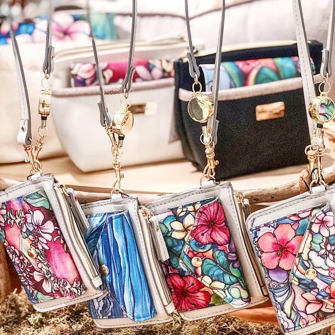 ラレイアのインスタグラム：「🌺 Colleen Wilcox × La Leiaのitemがたくさん揃ってるLa Leia川崎店 @laleia.kwsk & 吉祥寺店 @laleia_kichijoji では、本日よりGWフェアがスタート😍💕 ・ GWで使えるアイテムをお得にgetできるチャンスです🧡 ・ 皆さまのご来店をお待ちしております✨ #laleia#sale#atre#beach#surf#fashion#coordinate#ラレイア#ファッション#コーデ#ビーチ#サーフ#アトレ#セール#吉祥寺#カフェ#川崎#アトレ#大人カジュアル#colleen#colleenwilcox#gw#ゴールデンウィーク#フェア#コリーンウィルコックス」