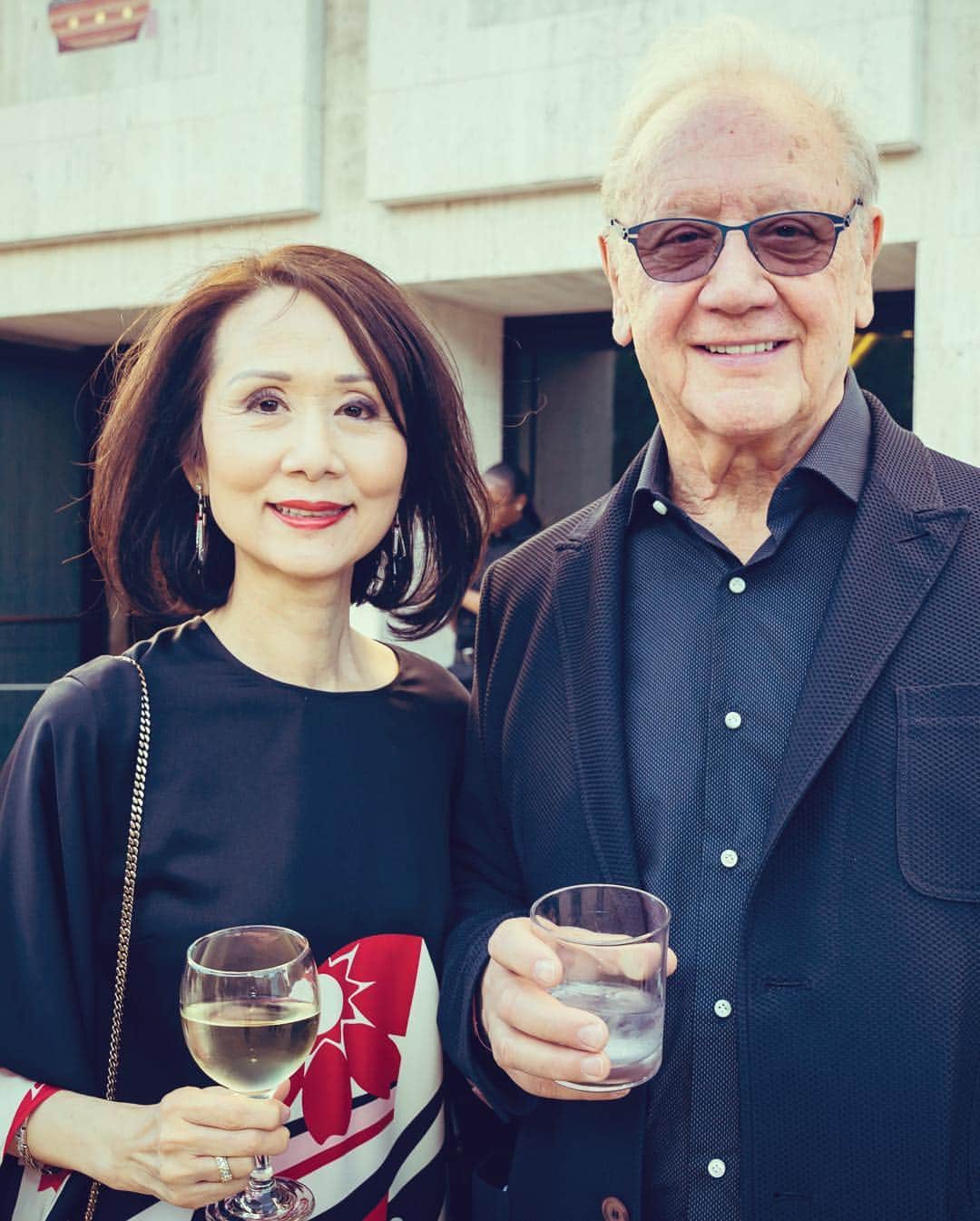 Karen Oさんのインスタグラム写真 - (Karen OInstagram)「Last night was the dreamiest✨ These two dudes are stunners, and a super special shout out to my better half Barney Clay who’s largely behind the vision that awaits you behind those doors @marcianoartfoundation  Meant the world that my hero David was there and Bill and Munja O who are the most supportive and loving parents a gal who chose punk rock and the arts as a living could ask for.  These moments are a precious few, so much gratitude to the all-stars who brought this project to life 🙏 And thanks to all the buddies who shared the night! Opening night!#AnEncounterwithLuxPrima @karenoanddangermouse @dangermousejukebox  #barneyclay @tobiasrylander #renklyce @davyevans #rogerhopkins @obscuradigitalsf @warrenjfu @grossjulian  @mungo3000 @like.mgmt @thegarden @meyersoundlabs  @skywalkersound @dropbox @ryot @amoamomusic 📸 @the1point8」4月19日 9時05分 - ko
