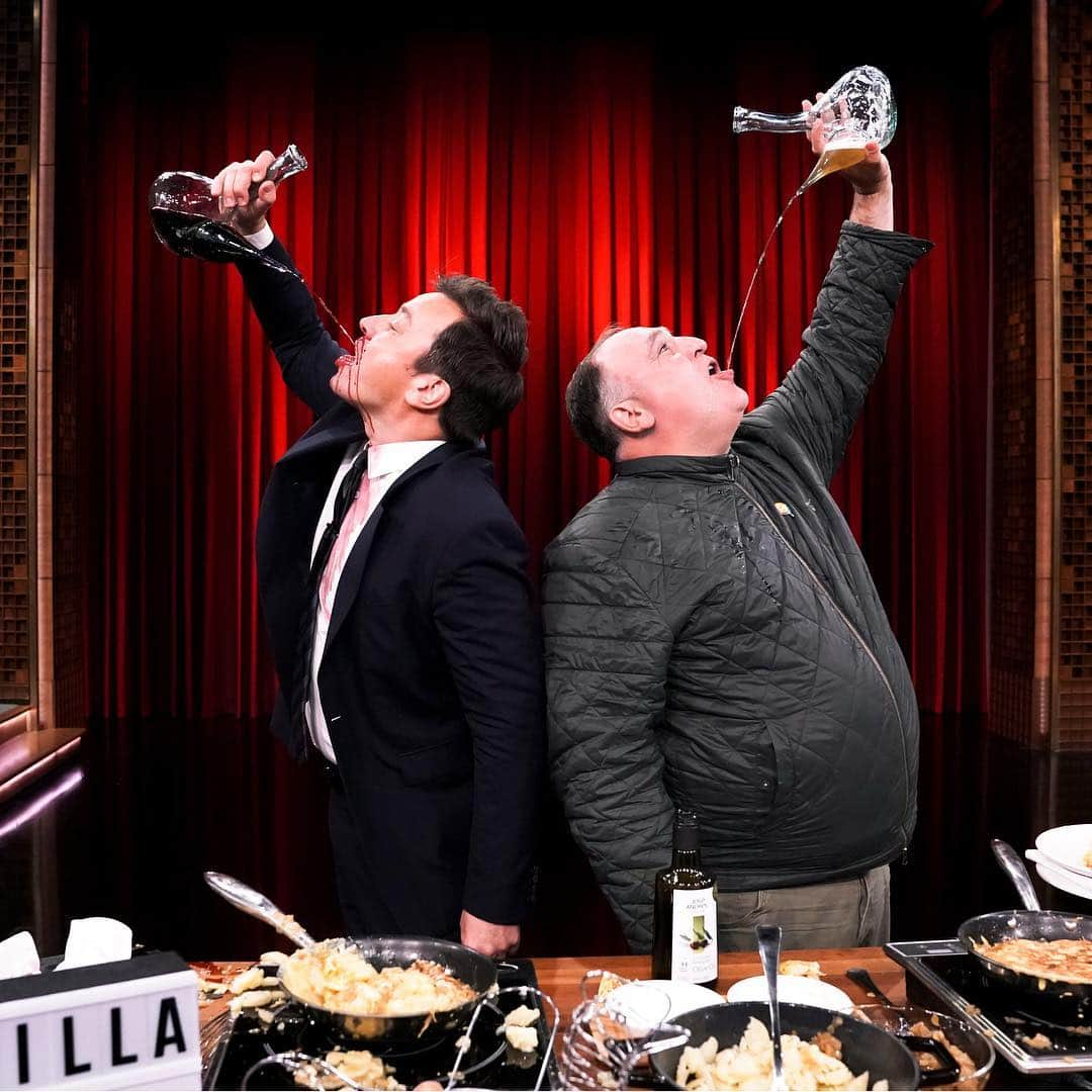 ジミー・ファロンさんのインスタグラム写真 - (ジミー・ファロンInstagram)「In the porrón zone! @chefjoseandres」4月19日 9時05分 - jimmyfallon