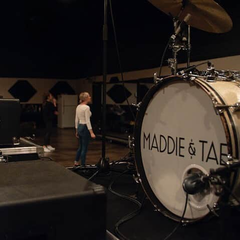 Maddie & Taeさんのインスタグラム写真 - (Maddie & TaeInstagram)「#CryPrettyTour360 rehearsals. It's getting REAL y'all! 🤩」4月19日 9時07分 - maddieandtae