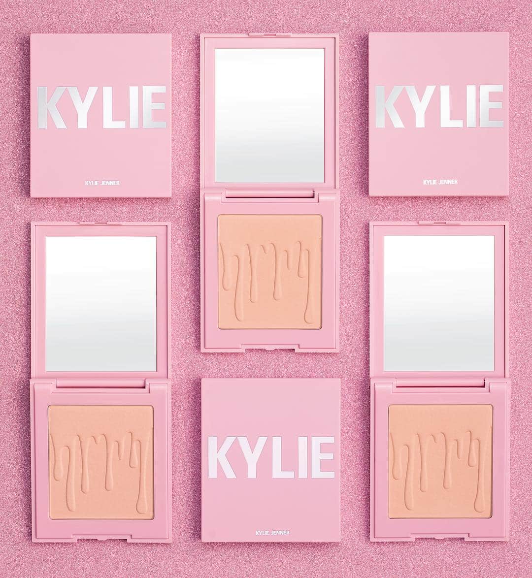 Kylie Cosmeticsさんのインスタグラム写真 - (Kylie CosmeticsInstagram)「Tag someone who you think is PERFECT 💗 You’re Perfect Perfecting Powder available now at KylieCosmetics.com 🌷」4月19日 9時12分 - kyliecosmetics
