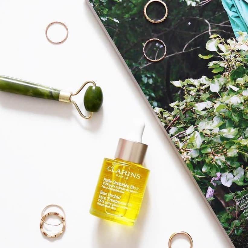 Clarins Australiaさんのインスタグラム写真 - (Clarins AustraliaInstagram)「At #Clarins, we have not one but THREE face oils up our sleeve. Pictured here is the Blue Orchid Face Treatment Oil. This blend of blue orchid extract and patchouli tones and revitalises parched skin. 📸: @withgoodface #ClarinsAus #ClarinsSkincare」4月19日 9時16分 - clarinsanz