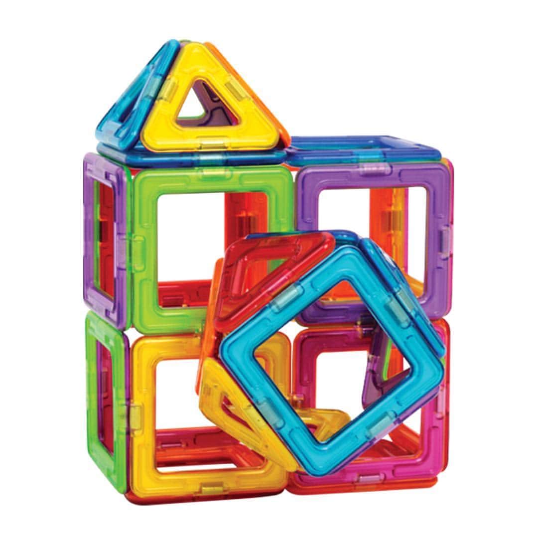 ボーネルンドさんのインスタグラム写真 - (ボーネルンドInstagram)「道具には実体験を通して納得させる力がある。 ・ 大人が想像する以上に、子どもたちははじめて見るもの、聞くものばかりの世界で生きています。 ・ 形との出合いには、マグ・フォーマーがおすすめ。 ・ 三角四角と色々な形、ちがう形でも辺があう、正方形6枚で立方体になるなど。 ・ はじめての形遊びから、小学校の算数で学ぶ「図形・立体」まで。目で見て・触れる経験をくり返し遊ぶなかで、楽しく理解につながっていきます。 ・ ・ マグ・フォーマー ベーシックセット 30ピース ￥6,600＋税 3歳頃～　ほか @magformers_official ・ ・ - - - - - - - ★ お品切れしていたセットも再入荷しました！ ・ →  くわしくは、プロフィールリンク →検索→ 「マグ・フォーマー」でご覧ください  @bornelund ・ ・ #数学センスを育む図形あそび #磁石でつながる #三角 #四角 #形 #色 #学び #マグネット #ブロック #算数 #理解 #展開図 #分数 #図形 #アクティブラーニング #主体的な学び #思考力 #応用力 #知育玩具 #知育 #ボーネルンド #bornelund #børnelund  #キドキド #プレイヴィル #トットガーデン #ボーネルンド本店 #原宿 #マグフォーマー」4月19日 9時16分 - bornelund