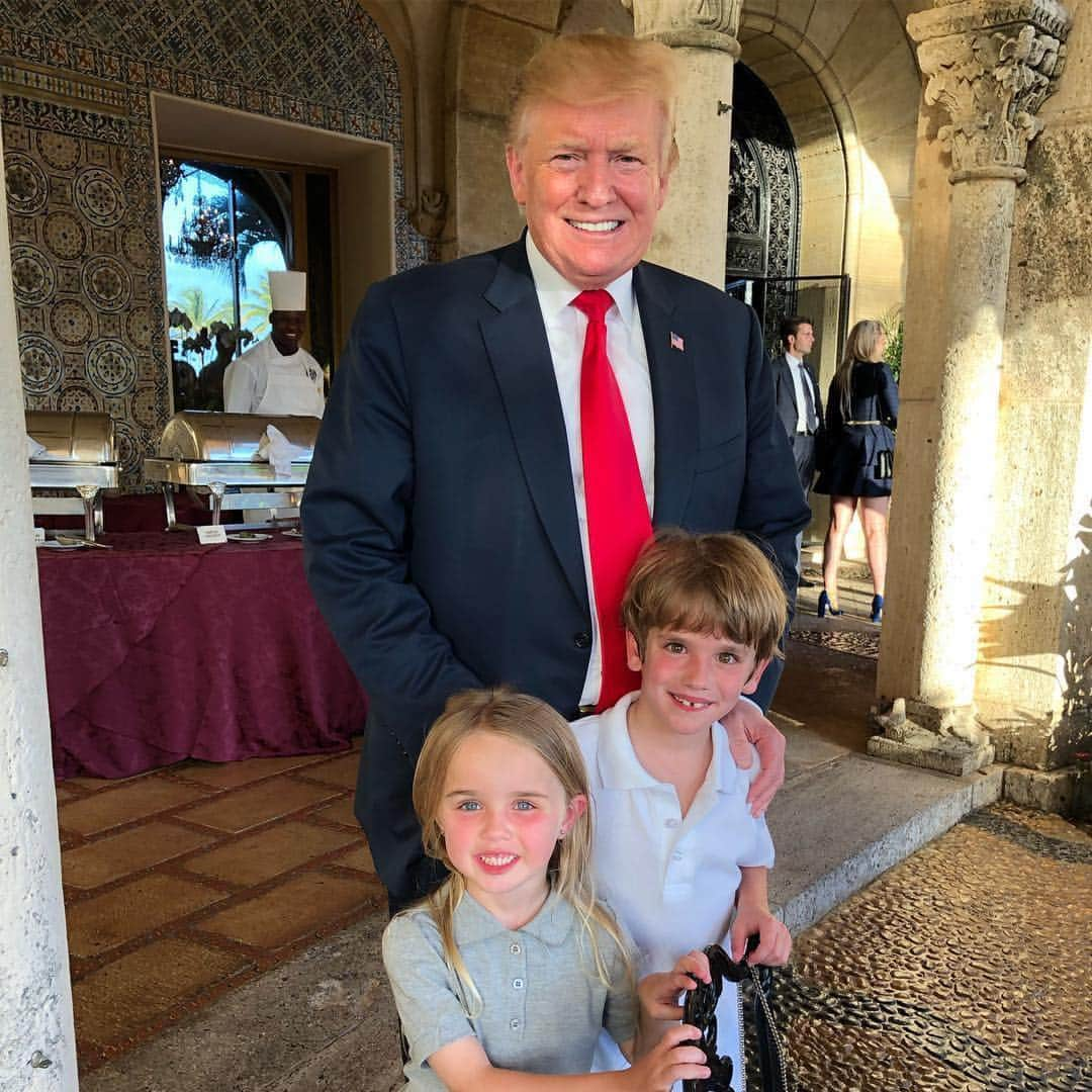 ドナルド・トランプさんのインスタグラム写真 - (ドナルド・トランプInstagram)「#Repost @donaldjtrumpjr ・・・ Grandpa time. Chloe and Spencer hanging out with their President... grandpa @realdonaldtrump. Kicking Easter off the way it should be with friends and family. Enjoy your weekend everyone. #easter #family #weekend #easterbunny #potus」4月19日 9時22分 - realdonaldtrump