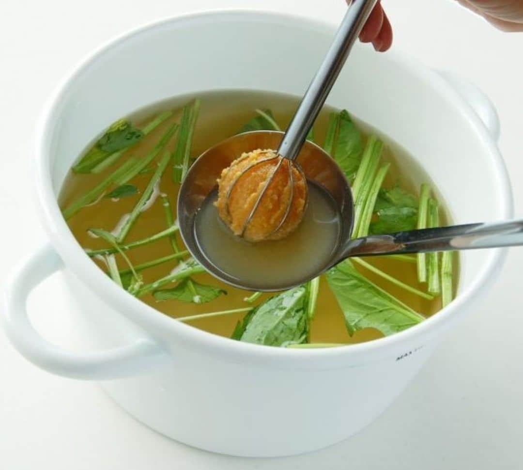 UchiCookのインスタグラム：「Measuring Handy Whisk is perfect for beating eggs and stirring dressing every day. The double-sided shape also allows you to measure the same amount of Miso (Japanese soybean paste) all the time. It will prevent you from using too much miso, avoiding the over-consumption of salt. ⭐ The handy size is perfect for beating eggs and making homemade dressing and sauce. ⭐ The unique rounded structure for quickly getting air into. ⭐ Ergonomic design: the light, stylish body is for everyday use. ⭐ Always measure the same amount of Miso and stir in soup. Put it into the miso, turn it around to take out a measured amount, then put it directly into your pan to dissolve. ⭐ The small boll scoops 1 tbs of miso. The bigger one can scoop 2 tbs. https://www.uchicook.com/product/measuring-handy-whisk/ . . . #uchicook #steamgrill #homechef #foodie #foodstagram #delicious #miso #misosoup #stainlesssteel」