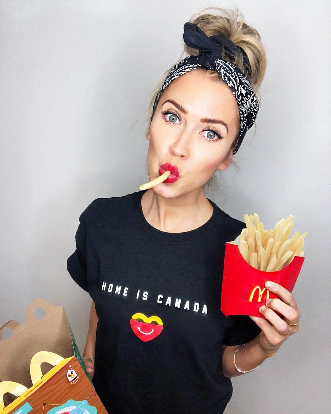 ケイトリン・ブリストーさんのインスタグラム写真 - (ケイトリン・ブリストーInstagram)「As you guys know I Mc'Love my McDonald’s and #McHappyDay is just around the corner! For every Big Mac, Happy Meal, and hot McCafé drink sold on Wednesday May 8th in Canada, $1 from every item will go towards @rmhccanada and other children’s charities. Because this is one of my favorite charities to support #MyPledge is to buy all my family and friends in Canada McDonald’s coffee on May 8th to support! And the bonus? The shirt I’m wearing is part of the new Peace Collective x McHappy Day Collection – which you can get too if you go into @mcdonaldscanada restaurant on May 8th – all proceeds going to the charity! #ad 🍟」4月19日 9時24分 - kaitlynbristowe