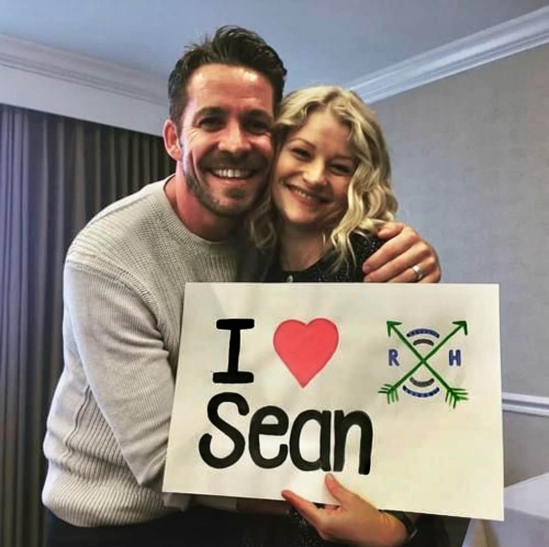 エミリー・デ・レイヴィンさんのインスタグラム写真 - (エミリー・デ・レイヴィンInstagram)「Happy Birthday @iamseanmaguire 🎈 This was a while ago... feelings can change... so not sure the sign is still accurate. 😉😝 #kidding Hope you have a fab day luv! Xoxo」4月19日 9時35分 - emiliede_ravin