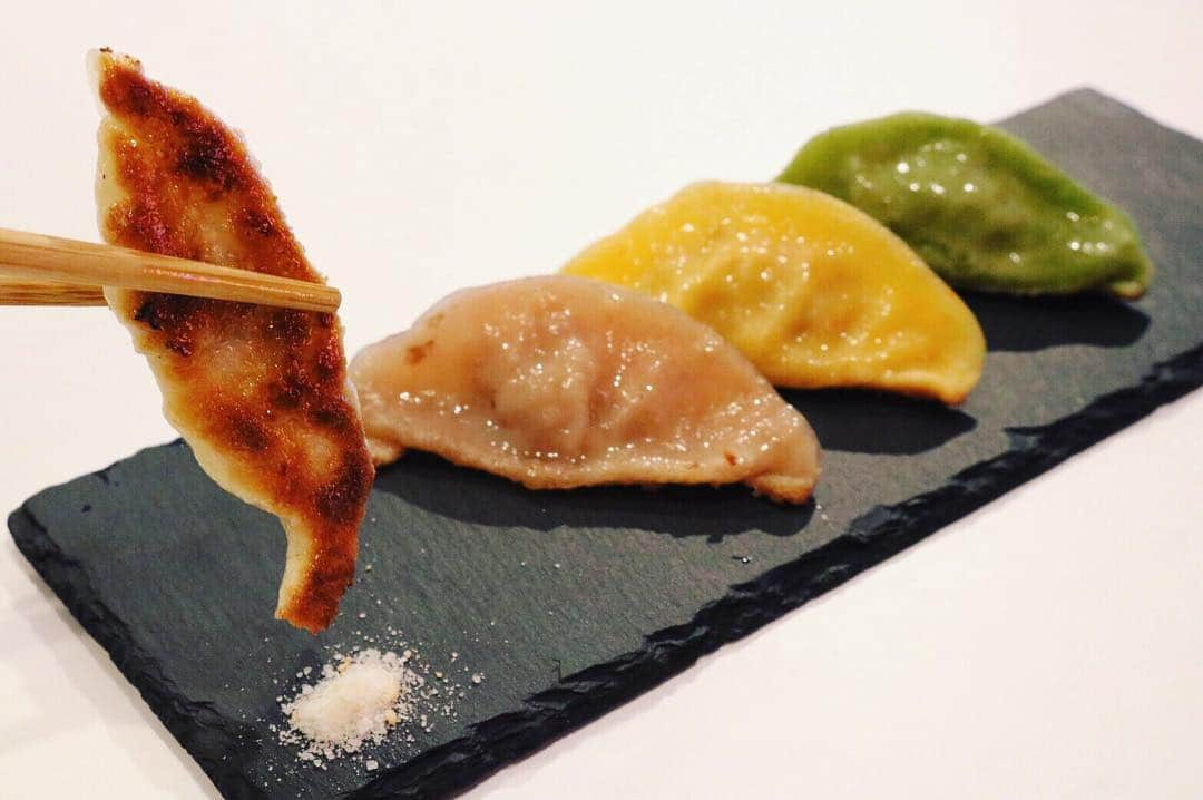 餃子フェスのインスタグラム：「【餃子フェス TOKYO 2019】 https://www.gyo-zafes.jp/tokyo-2019  出店情報：Pot Sticker’s Tokyo（カラフル餃子）  野菜で色づけされたSNS 映え◎なカラフル餃子が初登場！  ホワイトは肉汁たっぷりの肉餃子 ピンクの餃子はキムチ、グリーンの餡には高菜、イエローの餡にはたくあんが練りこまれ、ヘルシーかつジューシーで味わい深い餃子が楽しめます。  #餃子フェス #駒沢 #餃子女子」