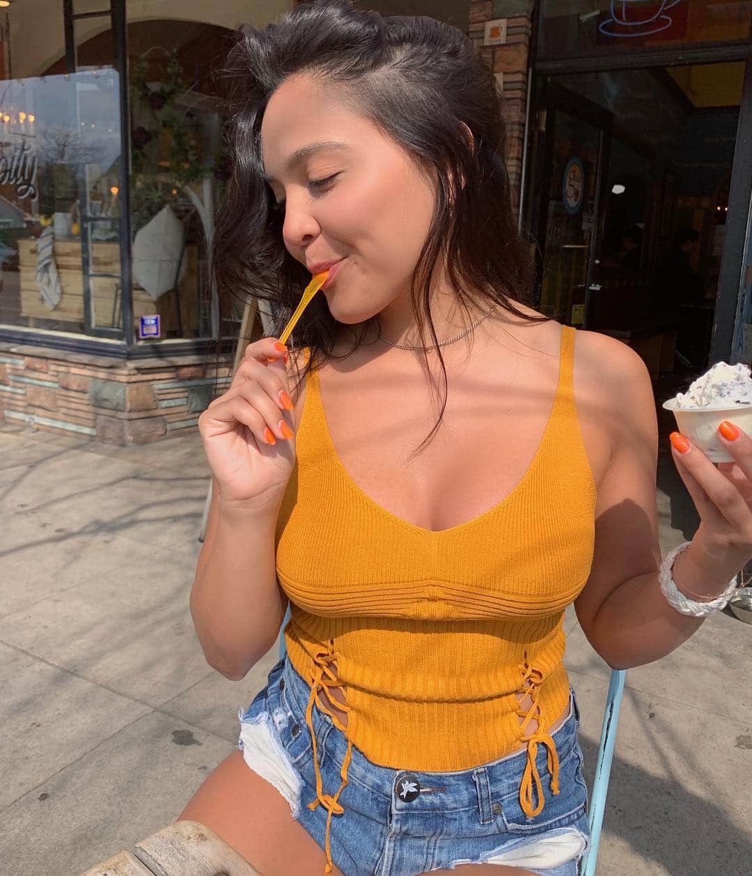 ステラ・ハジェンズのインスタグラム：「🧡 @fashionnova 🧡 I need to pack for Coachella part 2 but all I wanna do is eat vegan gelato & cuddle ruby 🍦」