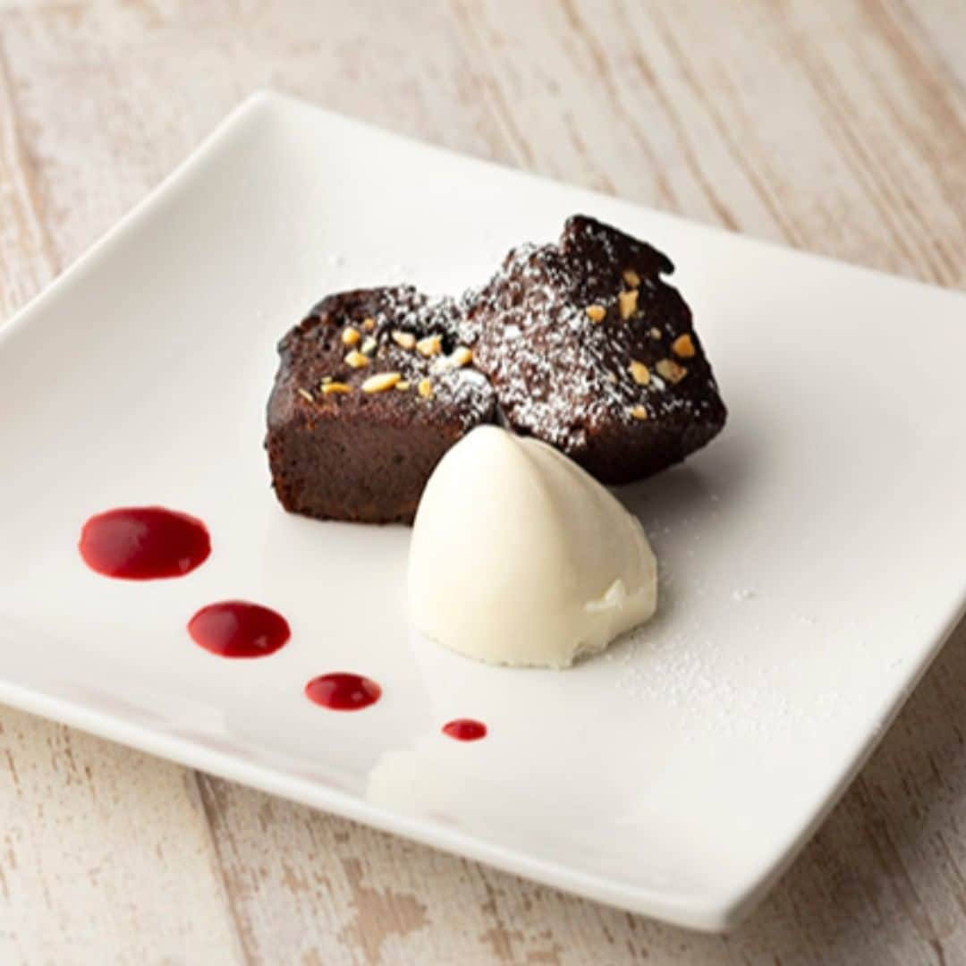 Courtyard by Marriott Tokyoのインスタグラム：「《5th Anniversary Dinner Menus at LAVAROCK》 Chocolate Brownie with Raspberry Sauce, Vanilla Ice Cream on the side😊🍰 ＜ラヴァロック5周年記念メニュー＞ チョコレートブラウニー　フランボワーズソース　バニラアイス添え 😋🍨#ブラウニー #sweets #chocolate #ガトーショコラ  #ディナー #dinner #レストラン #restaurant #人気メニュー #ホテル #銀座 #ginza #cytokyo #cytokyo5passion」