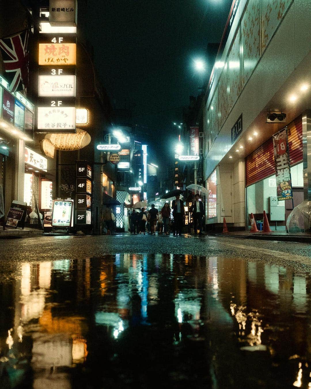 アンドリュー・ドッズさんのインスタグラム写真 - (アンドリュー・ドッズInstagram)「Rainy night exploring the side streets of Shibuya #japan #tokyo #shibuya #nihon #street」4月19日 9時31分 - andrew_dodds